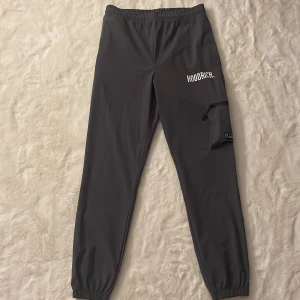 Hoodrich byxor storlek S  - Ett par Hoodrich byxor har inte använt dessa alls dom har ba legat i garderoben inga skador fläckfri inget sånt färgen kan diskuteras den är typ mörk grå 