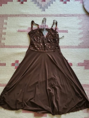 Festklänning - Brun festklänning med paljetter och snörning vid ryggen