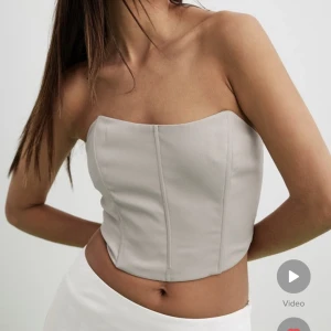 Korsettopp - Jättefin korsettopp från na-kd 🤍 den är endast använd under en kväll så den är som ny! Den har smock i ryggen vilket gör att den är bekväm att ha på sig! Hör av er vid frågor ☺️