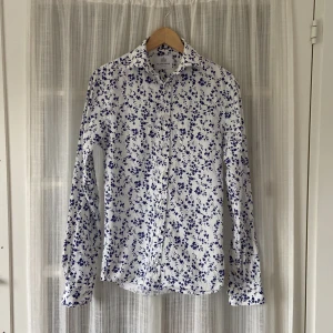 The shirt factory skjorta blåblommig (36/XS/S) - Blåblommig skjorta från the shirt factory i fint skick, 9/10