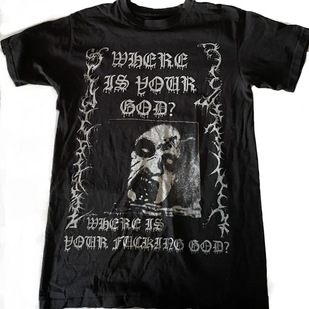 T-shirt med tryck ”Where is your god?” I storlek S 😊. T-shirts.