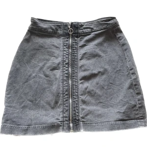 Grå jeanskjol i 70-tals stil - Grå jeanskjol från HM i 70-tals stil, storlek 36 😊