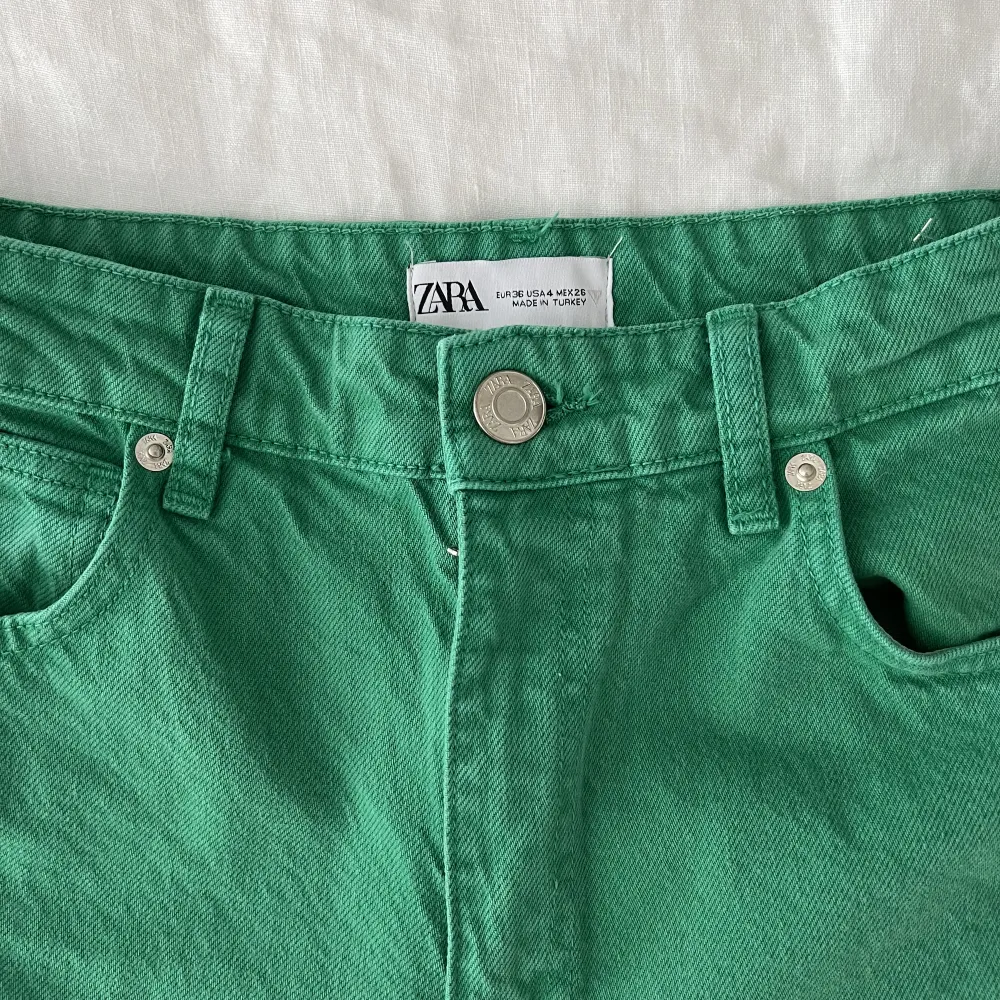 Supersnygga gröna högmidjade jeans från Zara! Väldigt bra skick har används endast ett få antal gånger 💚💚. Jeans & Byxor.