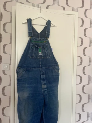 Hängselbyxor - Från secondhand. En av mina favorit byxor! Dom sitter as snyggt och man kan lätt ha dom oversize