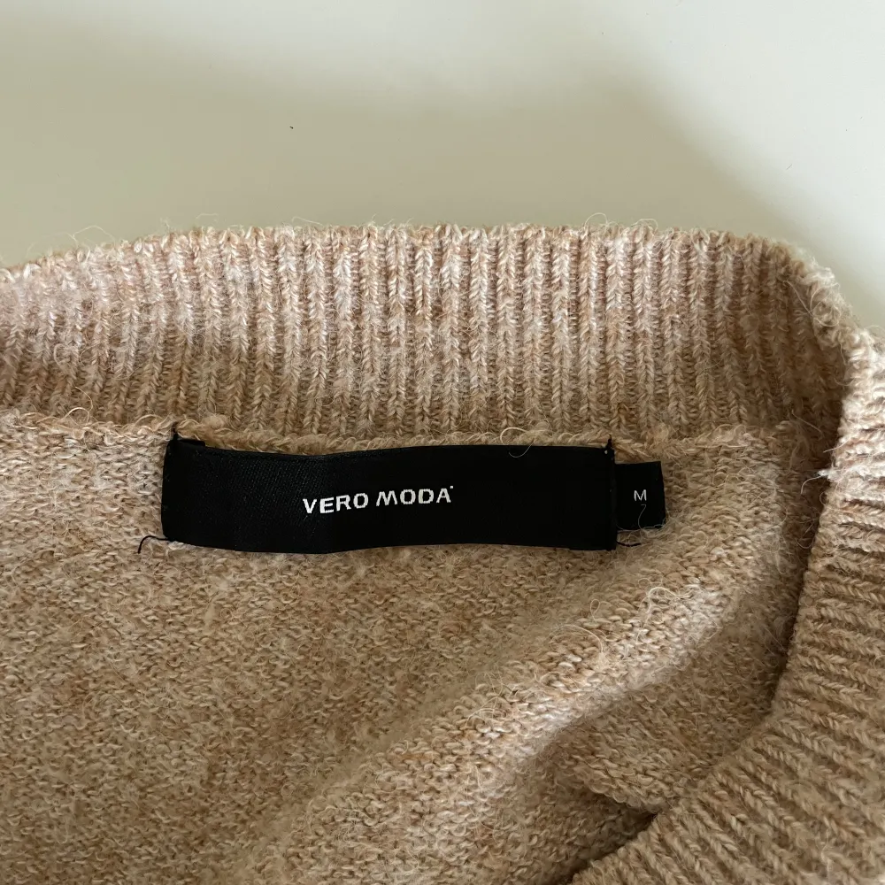 Superfin finstickad tröja från Vero Moda. Den är i fint skick och använd endast ett fåtal gånger 💘. Stickat.
