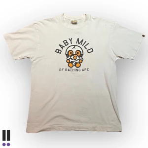 bape x baby milo - skitfet ÄKTA bape babymilo från 2008🙊🙊 för det nästan d typ som en pokémon 💜pit to pit, 53cm💜längd, 63cm🙉 MINI FLÄCK VID AXELN🙈🐒🐒🐒🐒