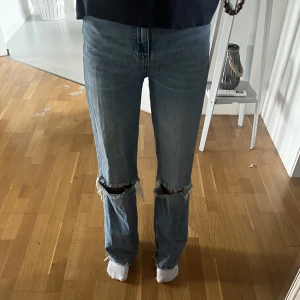 Jeans - Säljer dessa jeansen från stradivarius. Nypriset på dem är 359kr och jag säljer dem för 200+ frakt. Ni kan se längden på första bilden, jag är ca 167.