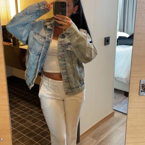 Jeans jacka  - Jeans jacka använd en gång, storlek xxs men är som xs. Pris kan diskuteras!