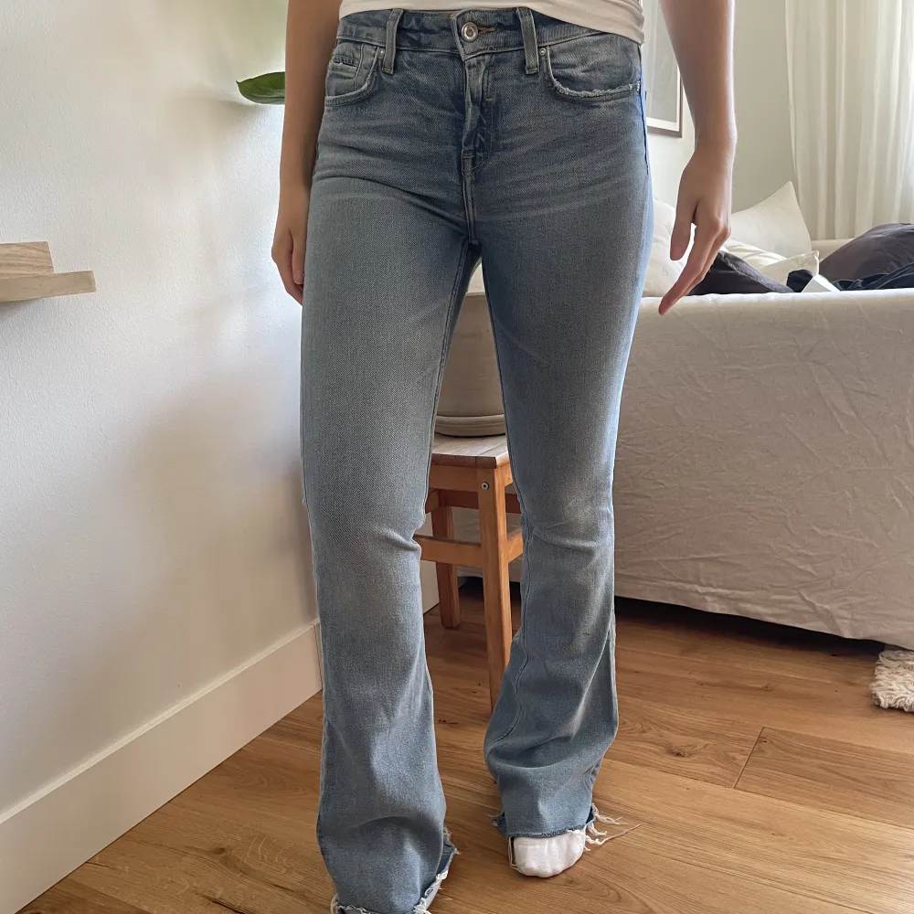 Bootcut jeans från zara i storlek 34. Jeans & Byxor.