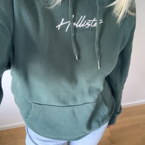 Mörkgrön Hoodie - Jättefin mörkgrön Hollister hoodie💚 