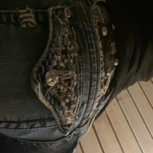 Miss me jeans - Hej! Vill bara kolla ifall det skulle finnas intresse av dessa miss me jeans och isåfall till vilket pris. Eftersom att de är helt vintage och de inte går att få tag på annars (i butiken osv) så vill jag sälja dem för minst 750kr. skriv gärna prisförslag!
