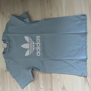 adidas tshirt  - knappt använd!  köpare står för frakt 🤍