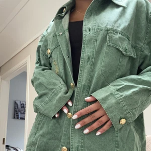 Jeansjacka  - Säljer för den är för stor och kommer ej till användning❤️ (sitter som M)