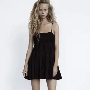 Säljer denna super fina svarta klänningen då den inte kommer till användning tyvärr 💕