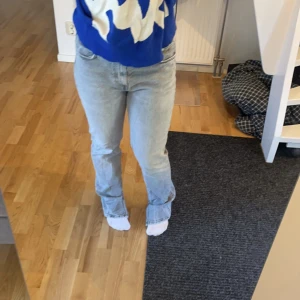 GRÅA JEANS  - Säljer ett par gråa jeans då de inte passade mig tyvärr :( bra skick men täcken på användning och även lite uppslitna längst ner vid foten💕💜