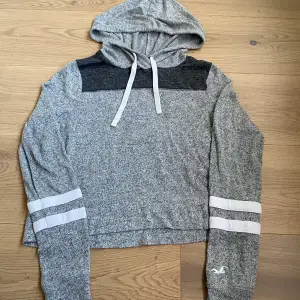 En grå hoodie från Hollister i storleken XS. Säljer den för den är för liten. Ganska tunn och stickad. Pris kan diskuteras!🙌