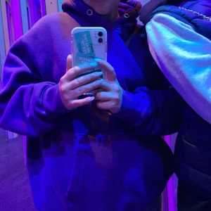 Lila hoodie  - En lila hoodie från Pull and Bear. Säljs inte längre i denna nyans. Snören medkommer 
