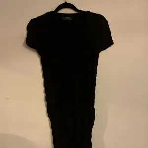T-Shirt klänning med snörning på sidorna så man kan göra den kortare.