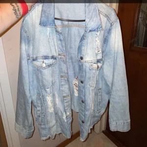 Jeansjacka  - En jeansjacka från HM aldrig använd Har ”slitningar” lite här o var Ganska tunn men väldigt snygg🫶🏻 