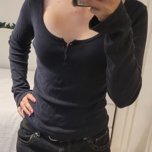 Brandy Melville tröja - Jättefin randig tröja från Brandy melville som jag säljer för att den inte kommer till användning, nypris 250, använd typ 3 gånger