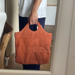 Cool Paul & Friends väska - En väska i mocka i fina höstfärger. Aldrig använd. Köpt på NK för 1800. 