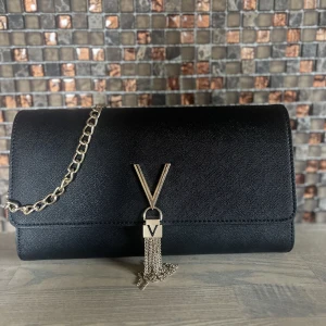 Valentino väska - Säljer min Valentino kuvertväska. Använts två gånger och inga defekter finns. Kund står för frakt!