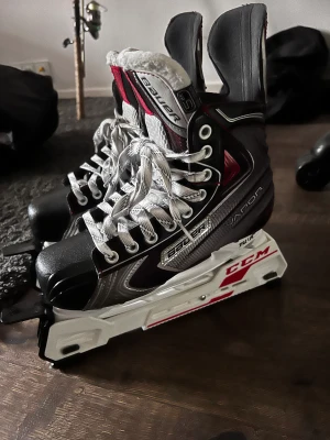 Bauer vapor skridskor  - Säljer ett par fina Bauer vapor skridskor som är använda fåtal gånger och är som nytt! Storleken är uk 5,5 - 38,5. Skridskoskydd från ccc medföljer!