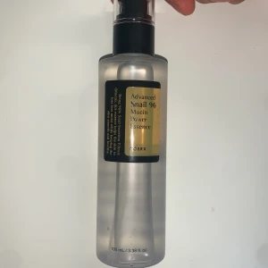 COSRX snail mucin essence - Köpte denna korean skincare produkt 2 aug men det visade sig att jag var allergisk mot denna och det funkade tyvärr inte för mig. Säljer denna för 200kr, endast använd 1 gång. Har ej förpackningen kvar men har kvitto för bevis av köpets datum och pris. 