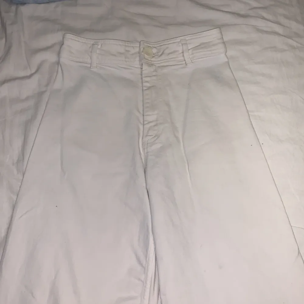 Fina vita jeans från Zara. Tar emot bud. Jeans & Byxor.