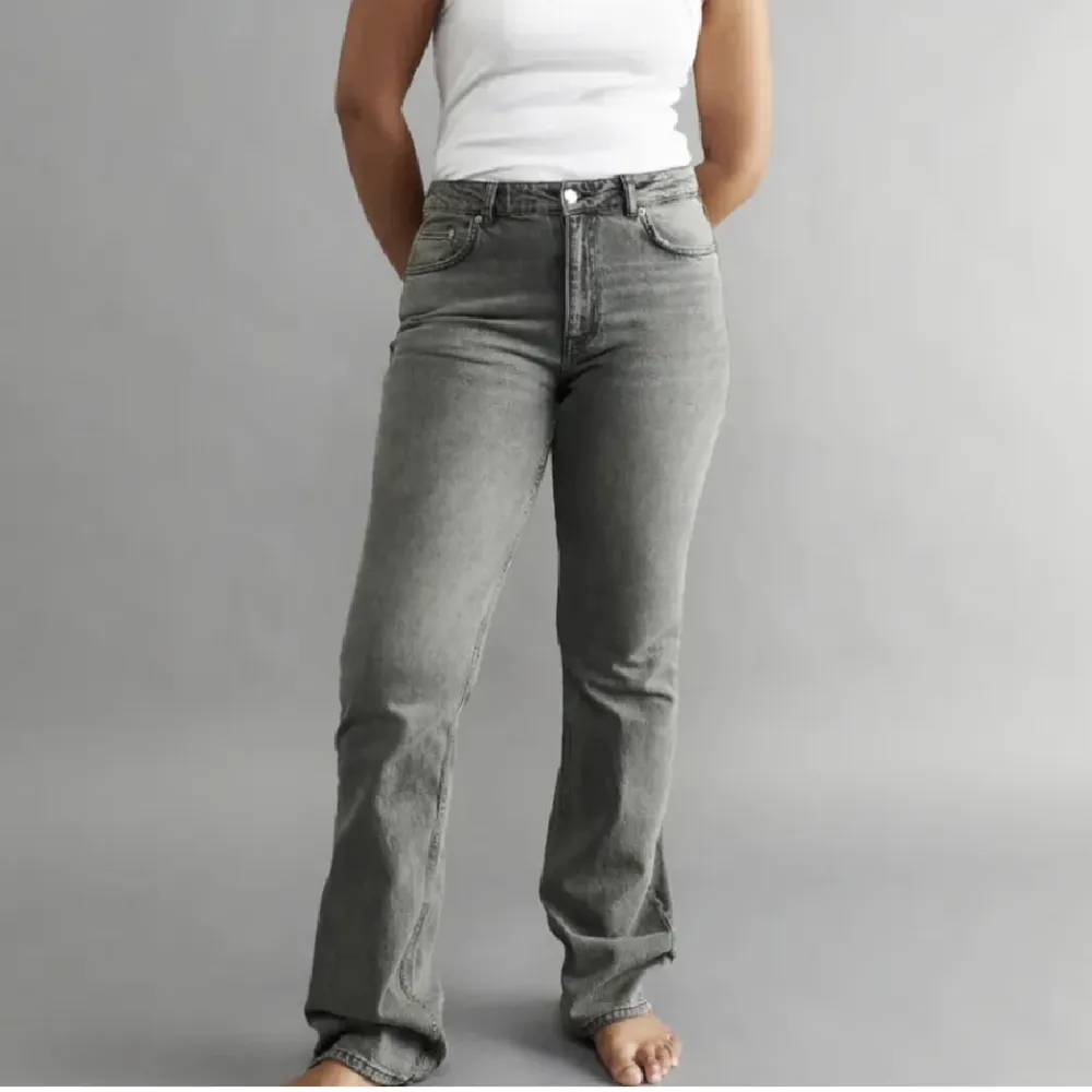 Säljer dessa skit snygga bootcut jeans från Gina Tricot då jag inte använder dom. Köpt för 500 men säljer för 250, pris kan diskuteras vid snabb affär😘. Jeans & Byxor.