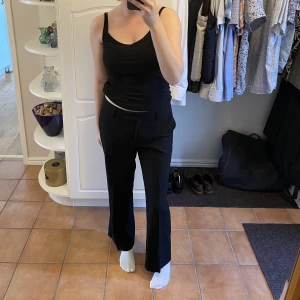 Lågmidjade kostymbyxor  - Lågmidjade kostymbyxor från H&M. Säljes då dem är för korta på mig. Sparsamt använda och fint men begagnat skick. 