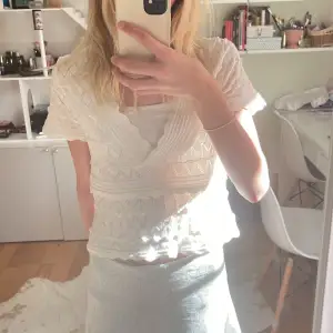 Säljer en vit Zara blus💗Den är i ett väldigt fint skick o har inga hål eller fläckar💓Orginal priset vet jag inte men säljer den för 110 kr💕 Den är i storleken M💕