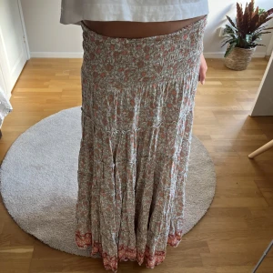 Långkjol - INTRESSEKOLL!! Endast använd 2 gånger, som ny. Perfekt längd för mig som är 172. Säljer inte under 400💗💗 hör av er om inresserade💗💗💗