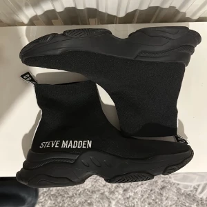 Skor - Ett par svarta Steve maddem skor används några gånger blev inget mer med det. Inga skador jätte bra skick storlek 39.