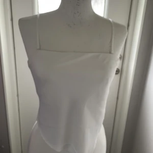 Söt topp - Topp som ser ut som scarf. Ribbad i ryggen och gummiband runt bysten. 