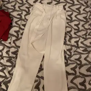 Fina vita byxor som är kostymbyxor