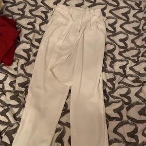 Vita byxor - Fina vita byxor som är kostymbyxor