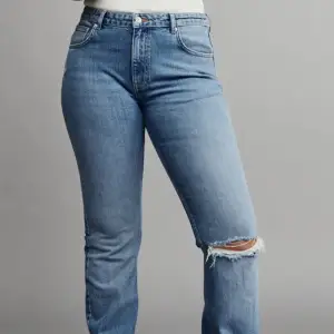 Säljer dessa populära och slutsålda jeans från ginatricot ”full length flare petite” i storlek 32 och petite. De skulle passa personer mellan 157-165 enligt mig ☺️💕 Kontakta för fler bilder! Köpta för 500!Ganska l