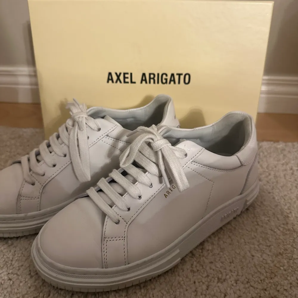 Helt nya arigato sneakers (Atlas sneaker white) i strl 36🫶🏼 Använda ett fåtal gången därför i väldigt bra skick! Nypris 2550kr. Skor.