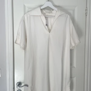 NY!! Vit klänning  - Vit klänning i stelare material från HM. Storlek S men rak i modell så upplevs oversized.  Helt ny, aldrig använd, endast provad. 50kr
