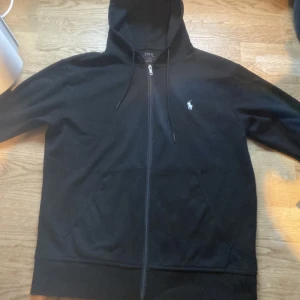 Ralph Lauren Zip Hoodie  - Tjena säljer då denna Ralph Lauren Zip Hoodien då jag inte använder den längre, använd fåtal gånger men är som ny fortfarande. Storleken är S men passar nog bra för M också.