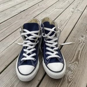 CONVERSE marinblåa storlek 37 - Ett par supersnygga marinblåa converse i storlek 37 säljes😍 Dem är i superfint skick, som nya!!! Snörena och sulan är kritvita. Dem har bara användas vid något enstaka tillfälle. 
