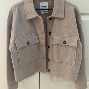 Kappa från Mq - Intressekoll!! Säljer min fina beige kappa från Mq i storlek S som tyvärr aldrig kommit till användning, nypris ca 999kr⭐️⭐️
