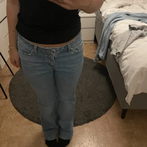 levis jeans - säljer mina oanvända levis jeans i modellen low pitch boot i storlek 28 och längd 31💗