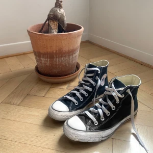 Svarta Converse  - Svarta converse, använda ett fåtal gånger och i väldigt bra skick. Lite smutsiga där fram på sulan, något jag skrubbar bort innan jag skickar!💕 Pris går att diskutera vid snabb affär.