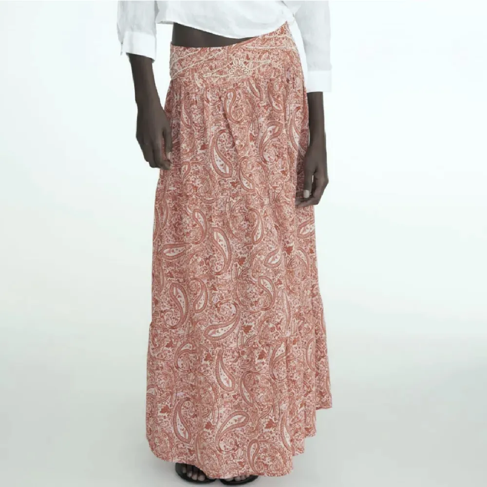 Säljer denna suuuper fina kjolen från zara🤩Använd endast en gång❣️. Kjolar.