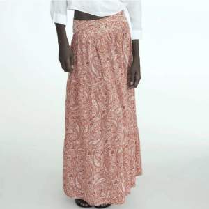 Säljer denna suuuper fina kjolen från zara🤩Använd endast en gång❣️
