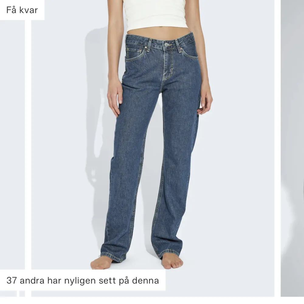Säljer dessa mörkblå Lågmidjade jeans från bikbok. Jeansen är avsydda för de var för långa på mig och passar nu någon som är runt 150-155. Hör gärna av er om ni har några frågor eller vill ha fler bilder💗. Jeans & Byxor.
