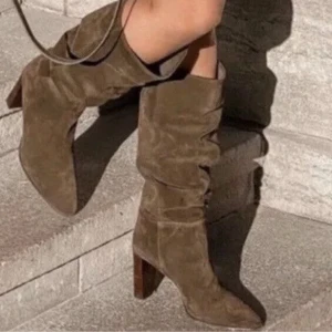 Zara Gröna Suede Boots - Säljer dessa magiska mörkgröna mocka bootsen från Zara i nyskick, storlek 38. Köptes från Sellpy för 790kr helt nya då de inte säljs längre, och är endast använda 1 gång🥰