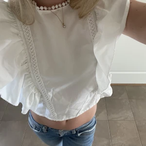 Volang blus 👼🏼 - Säljer denna otroligt fina volang ” blusen” 💋 osäker på storleken men tror det är en 12-13 år, men passar mig perfekt som är en Xs/ S. Säljs då den inte används, kom privat för mer bilder eller frågor 😊 köpt för 1-2 års sedan💗